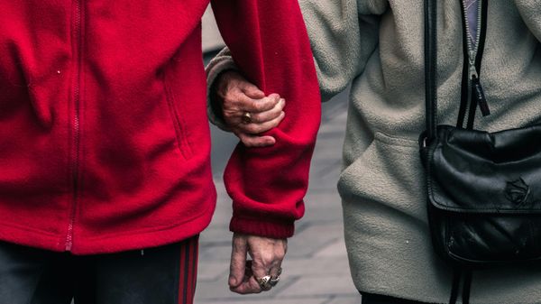 Пенсионеры, держащиеся за руки Пенсионеры, держащиеся за руки