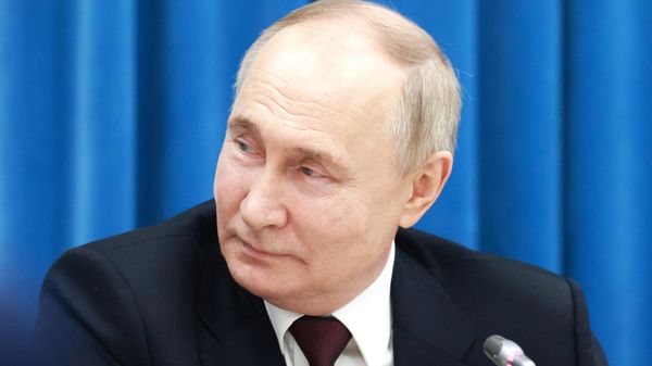 Президент РФ Владимир Путин на встрече с выпускниками Краснодарского высшего военного авиационного училища 