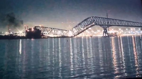 Обрушение моста в американском штате Мэриленд после того, как в него врезалось судно