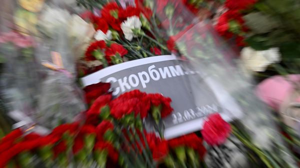 Цветы у стихийного мемориала у здания концертного зала Крокус Сити Холл