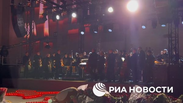 Минута молчания в память о погибших в теракте перед выступлением оркестра у Крокус Сити Холла