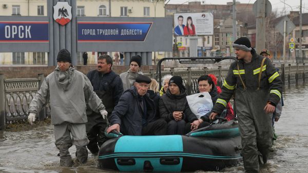 Эвакуация жителей затопленного из-за прорыва дамбы района Орска
