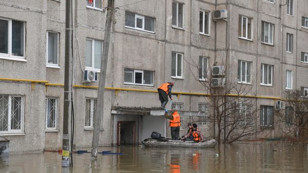 Эвакуация жителей затопленного из-за прорыва дамбы района Орска