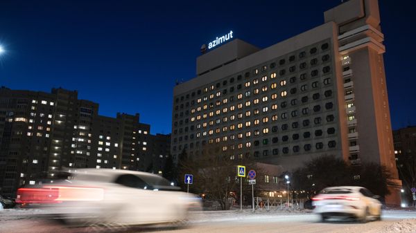 Сердце на фасаде отеля AZIMUT в Новосибирске