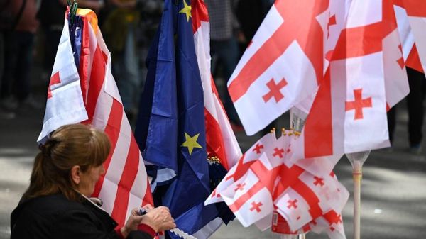 Флаги Грузии и ЕС в Тбилиси