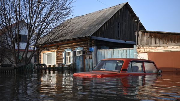 Жилые дома, затопленные в результате паводка, в микрорайоне Глинка в Кургане.