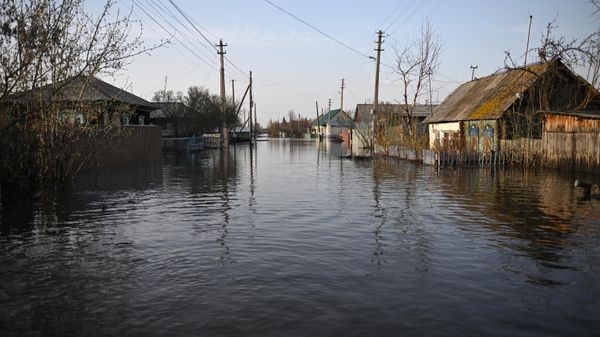 Жилые дома, затопленные в результате паводка, в микрорайоне Глинка в Кургане