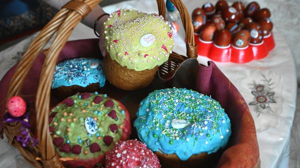 Крашеные яйца и куличи