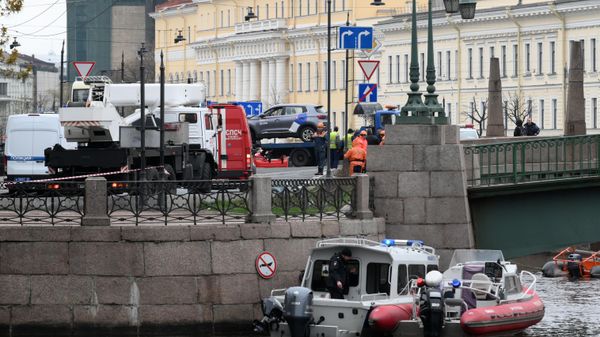 Пассажирский автобус упал с моста в реку в Санкт-Петербурге