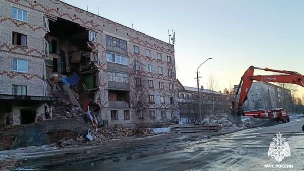 Часть кровли дома в городе Печора снесли в целях безопасности сотрудников, разбирающих завалы