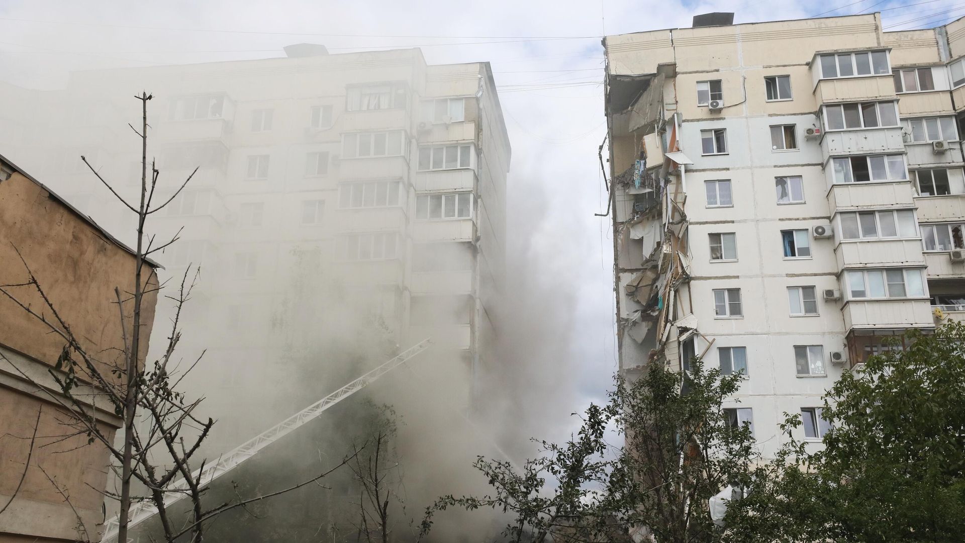 В Белгороде в результате обстрела ВСУ обрушился подъезд многоквартирного жилого дома - ПРАЙМ, 1920, 12.05.2024