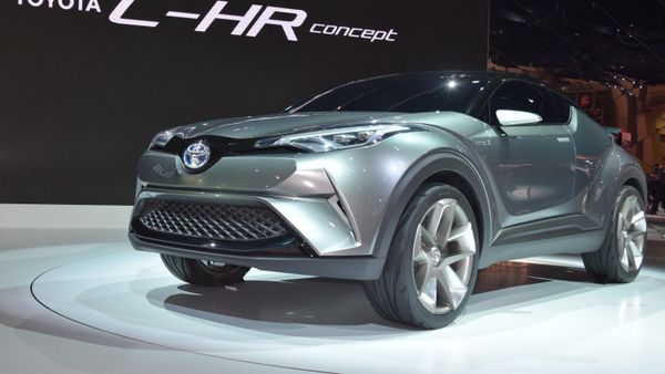 Автомобиль Toyota C-HR