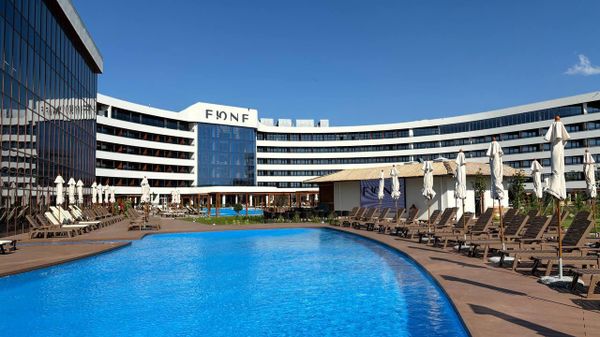 Отель премиального класса FЮNF Luxury Resort & Spa 5*