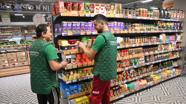 Работники выкладывают товар в торговом зале магазина Пятерочка в Москве.