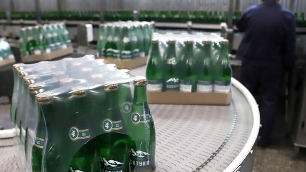 Бутылки с минеральной водой Ессентуки