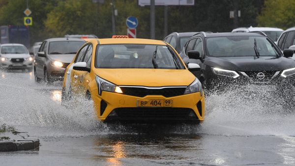 Такси во время ливня в Москве Такси во время ливня в Москве