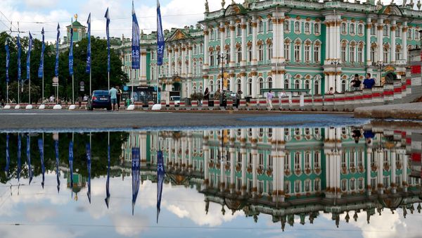 Флаги с символикой Петербургского международного экономического форума (ПМЭФ) 