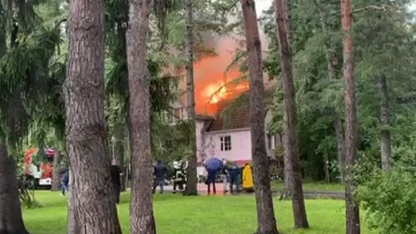 Пожар на крыше  здания Детского посольства на ВДНХ. Скриншот видео