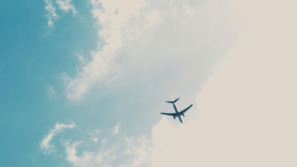 Самолет в небе Самолет в небе