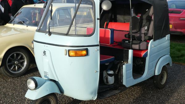 Трехколесный автомобиль компании Bajaj Auto