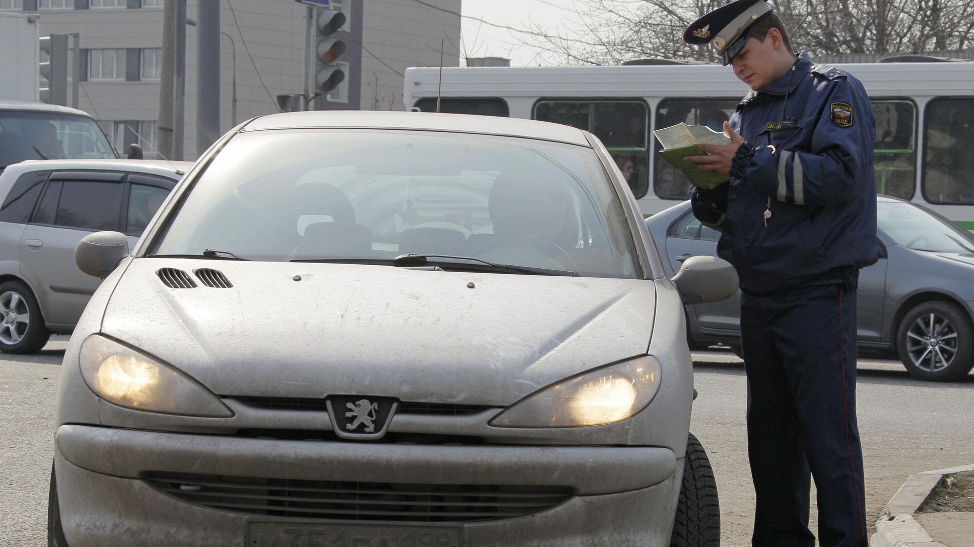 Сотрудники ГИБДД задерживают грязные автомобили на посту ДПС. Архивное фото - ПРАЙМ, 1920, 07.06.2025
