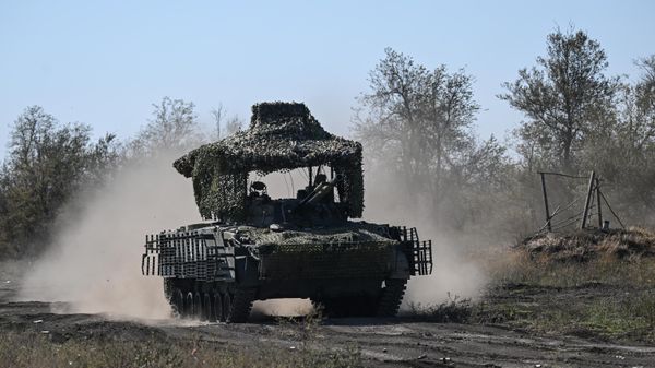 Подготовка экипажей БМП-3 на полигоне в Запорожской области