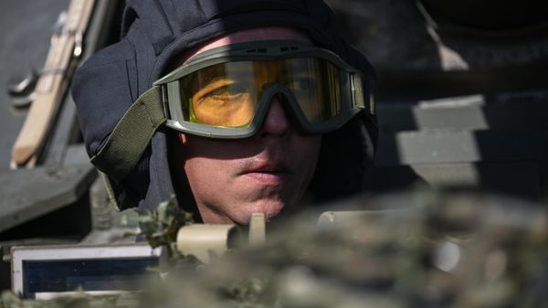 Подготовка экипажей БМП-3 на полигоне в Запорожской области