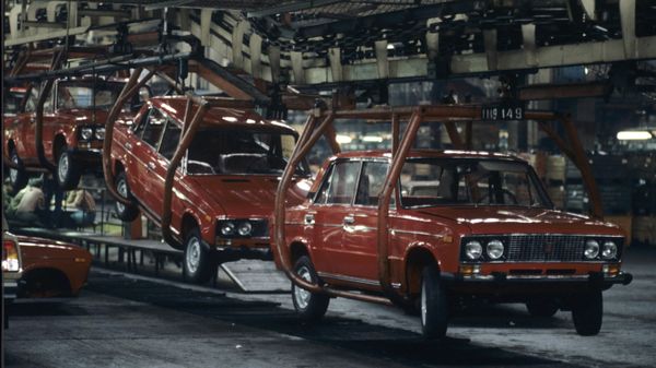 Советский автомобиль ВАЗ-2106 