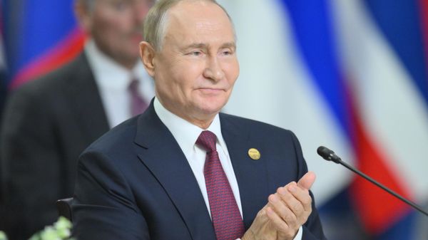 Президент РФ Владимир Путин на заседании глав делегаций стран БРИКС в расширенном составе
