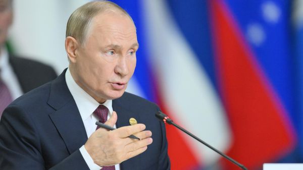 Президент РФ Владимир Путин на заседании глав делегаций стран БРИКС в расширенном составе