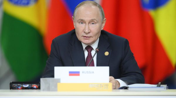 Президент РФ Владимир Путин на заседании глав делегаций стран БРИКС в расширенном составе