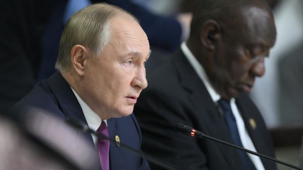 Президент РФ Владимир Путин выступает на пленарном заседании XVI саммита БРИКС в формате аутрич 