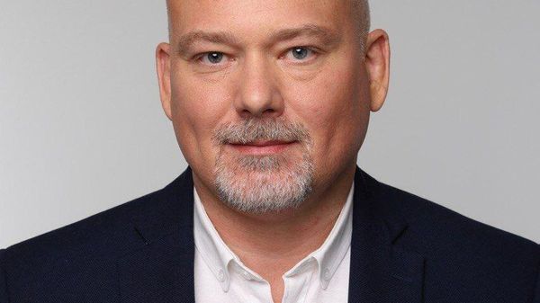 Ярослав Кабаков, приглашенный преподаватель программы Финансовые и фондовые рынки Высшей школы бизнеса ВШЭ, директор по стратегии ИК Финам Ярослав Кабаков, приглашенный преподаватель программы Финансовые и фондовые рынки Высшей школы бизнеса ВШЭ, директор по стратегии ИК Финам
