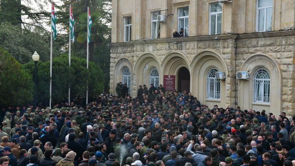 Обстановка у парламента Абхазии Обстановка у парламента Абхазии