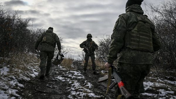 Военнослужащие реактивной артиллерийской батареи РСЗО БМ-21 Град 44-го армейского корпуса группировки войск Север