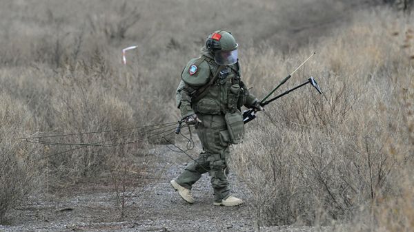 Расчистка и разминирование дорог в Покровском районе ДНР саперами 12-й инженерно-саперной бригады группировки войск Центр
