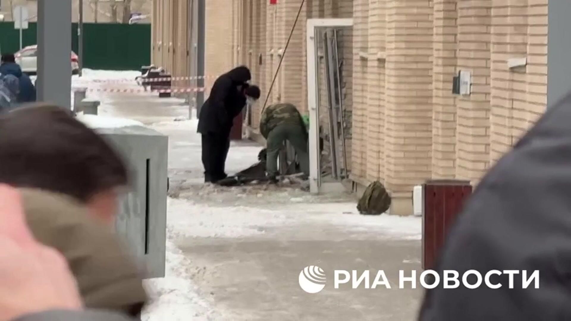 Осмотр самоката, в который была заложена бомба для убийства генерала Кириллова - ПРАЙМ, 1920, 17.12.2024