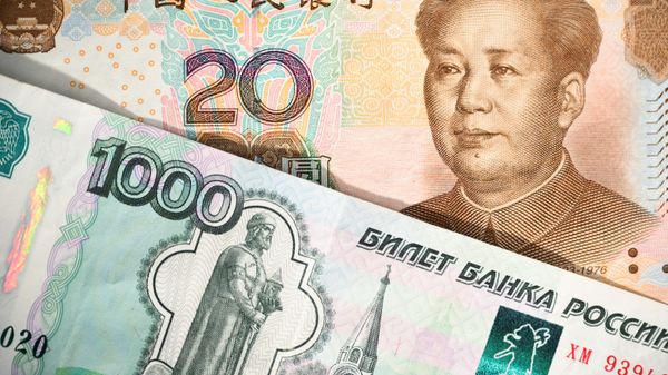 Денежные купюры Банка России и китайских юаней