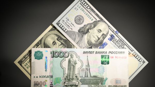 Денежные купюры Банка России и долларов США