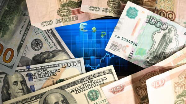 Денежные купюры Банка России и долларов США