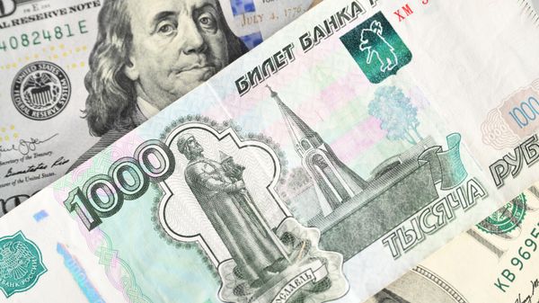 Денежные купюры Банка России и долларов США