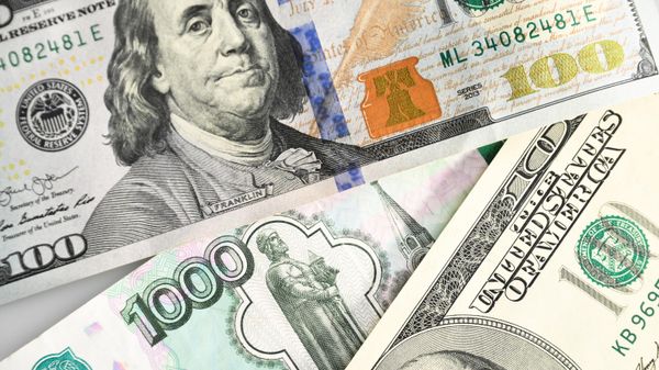 Денежные купюры Банка России и долларов США