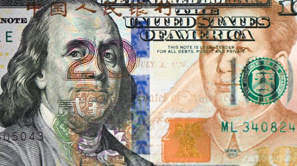 Денежные купюры китайских юаней и долларов США