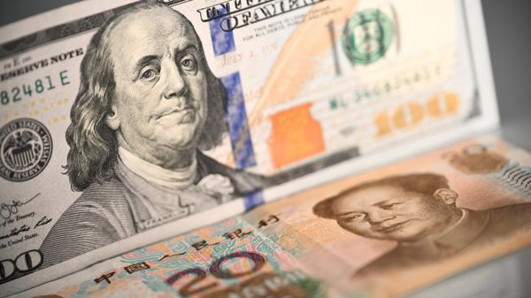 Денежные купюры китайских юаней и долларов США