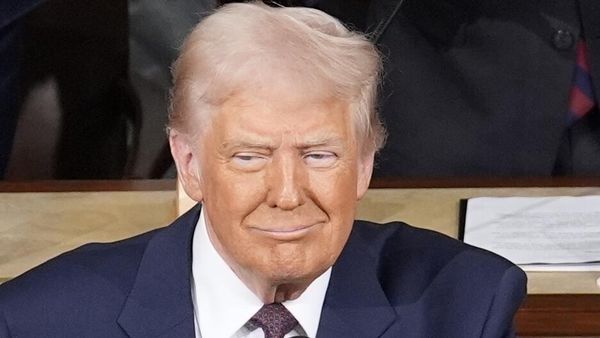Президент США Дональд Трамп выступает на заседании конгресса в Вашингтоне