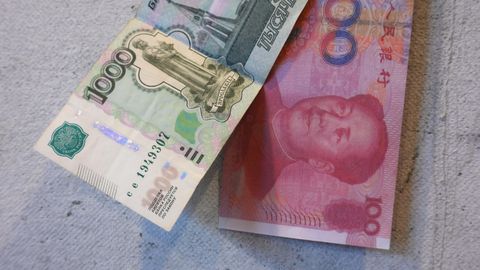 Банкноты китайских юаней и российских рублей