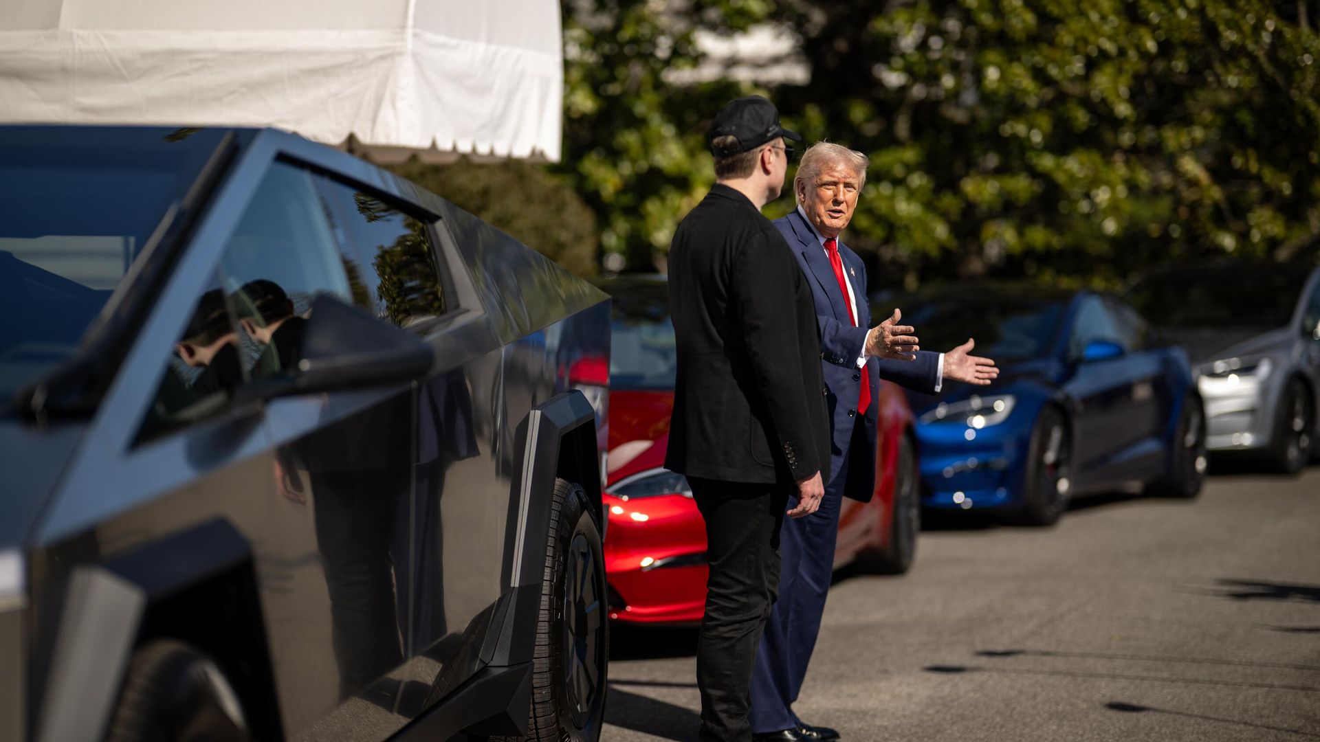 Президент США Дональд Трамп и Элон Маск рядом с новой моделью Tesla у Белого дома США - ПРАЙМ, 1920, 01.07.2025