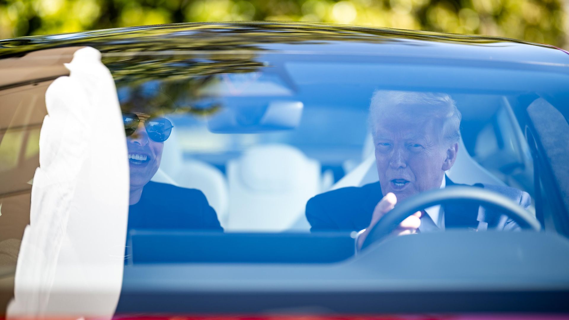 Президент США Дональд Трамп и Элон Маск в новой модели Tesla у Белого дома США - ПРАЙМ, 1920, 11.06.2025