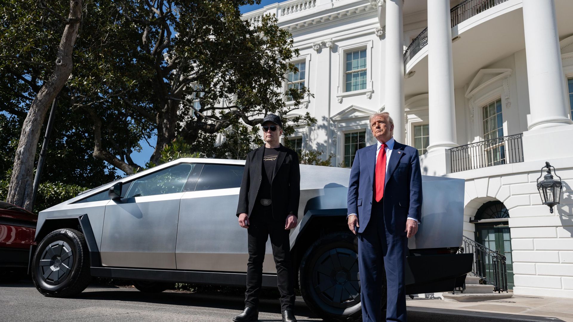 Президент США Дональд Трамп и Элон Маск рядом с новой моделью Tesla у Белого дома США - ПРАЙМ, 1920, 06.06.2025
