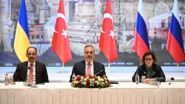 Министр иностранных дел Турции Хакан Фидан на переговорах между делегациями России и Украины в Стамбуле